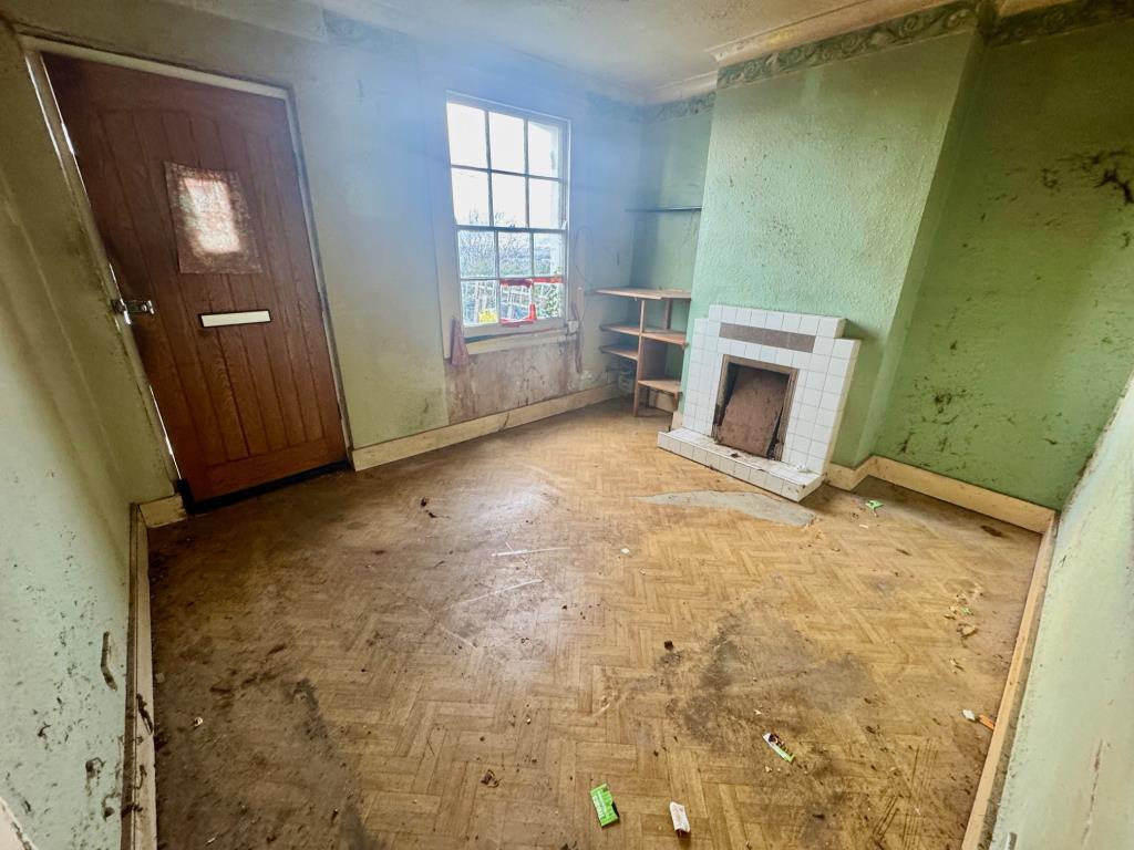 Lot: 132 - MID-TERRACE COTTAGE FOR IMPROVEMENT - Living room